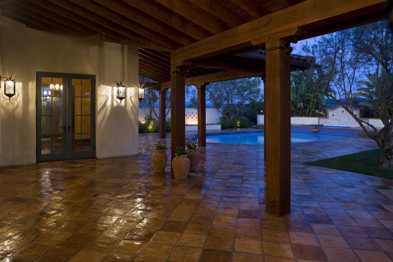 Ladera Ranch Santa Barbara courtyard designed by Oatman Architects