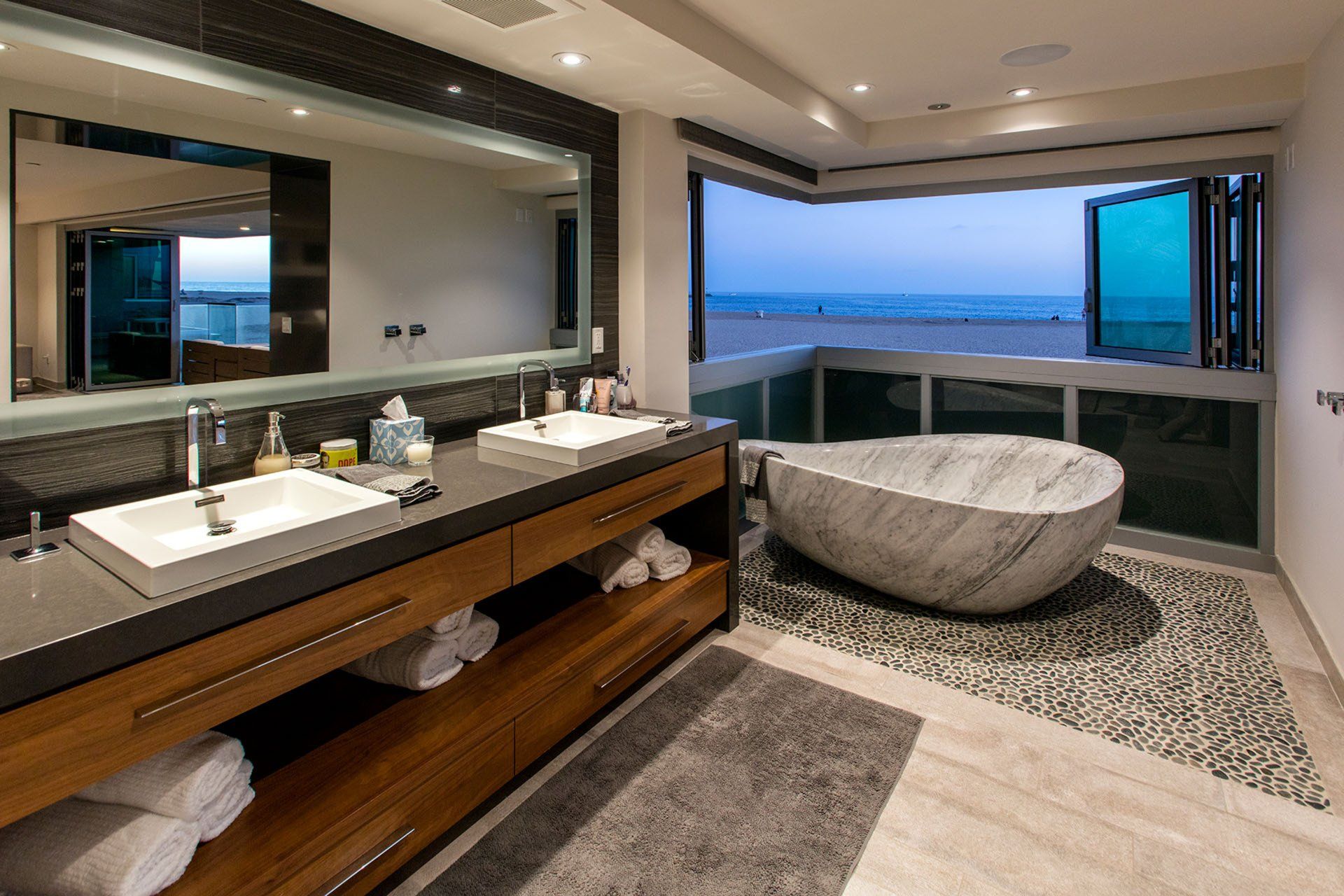 Master bath of a Newport Beach contemporary beach house designed by Oatman Architects