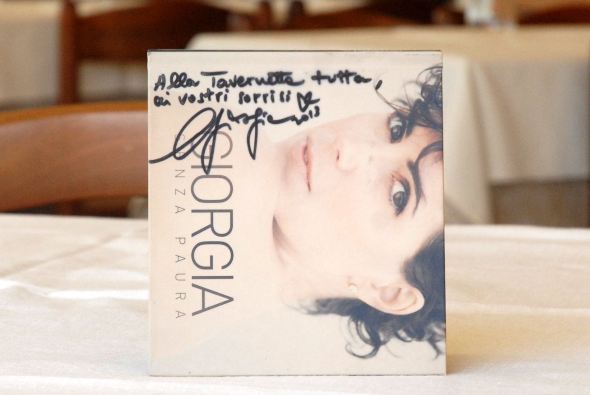 autografo di giorgia nel ristorante di pesce fresco