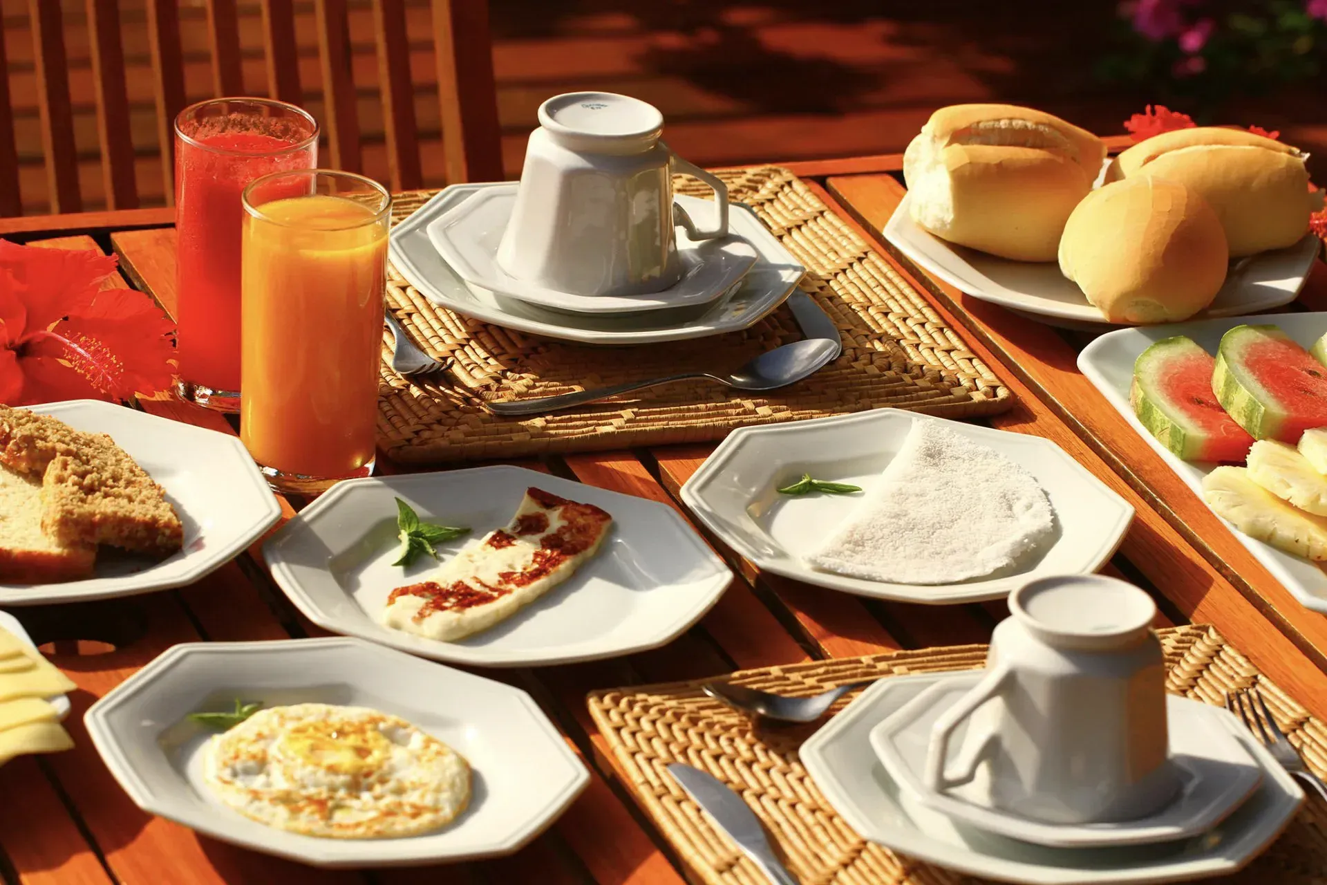 Uma mesa de madeira com pratos de comida e bebidas
