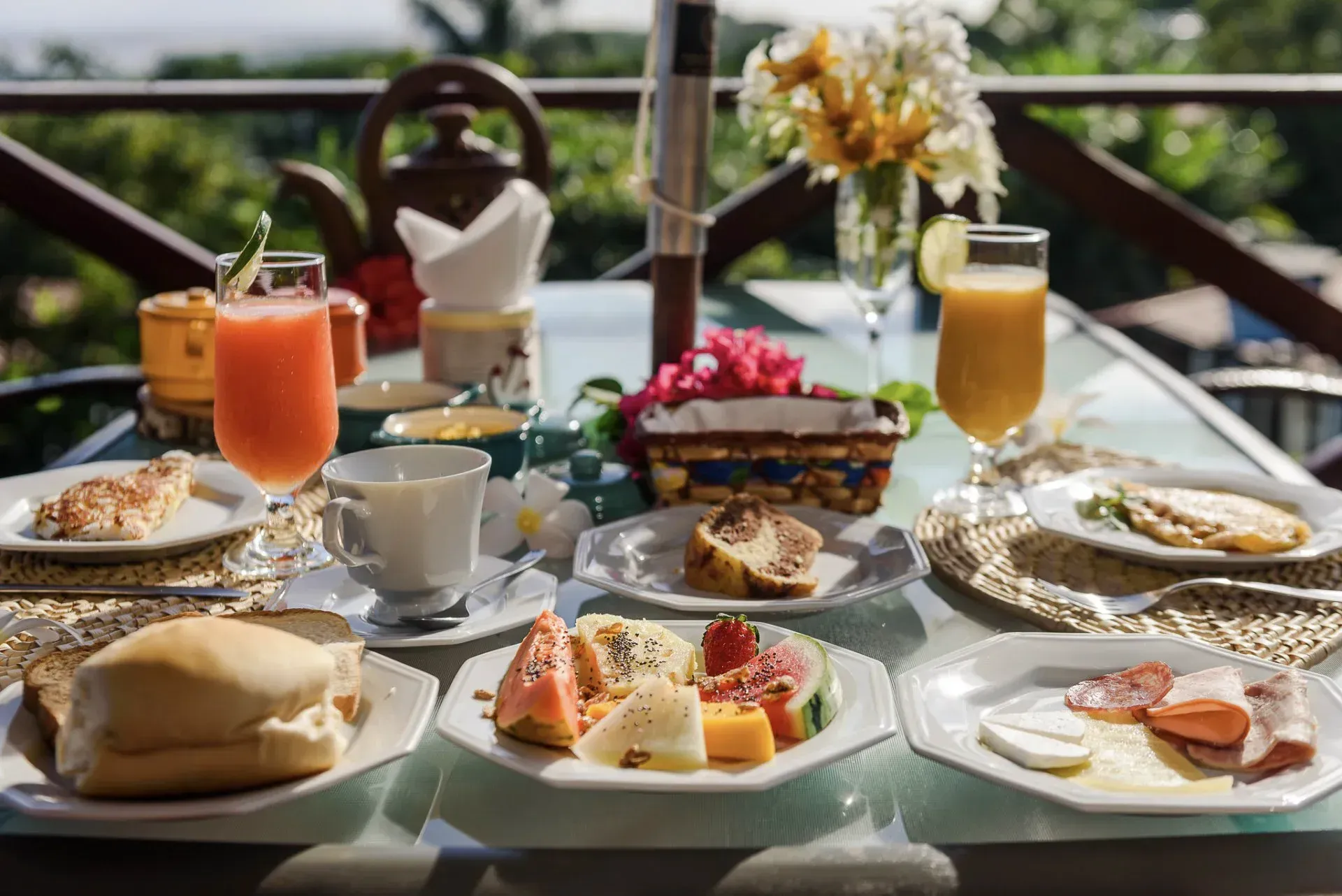 Uma mesa coberta com pratos de comida e bebidas.