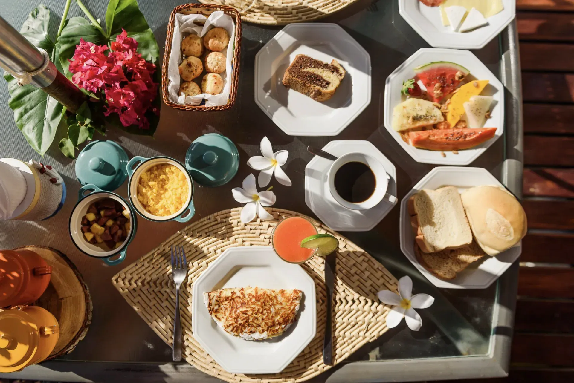 Uma mesa coberta com pratos de comida e uma xícara de café