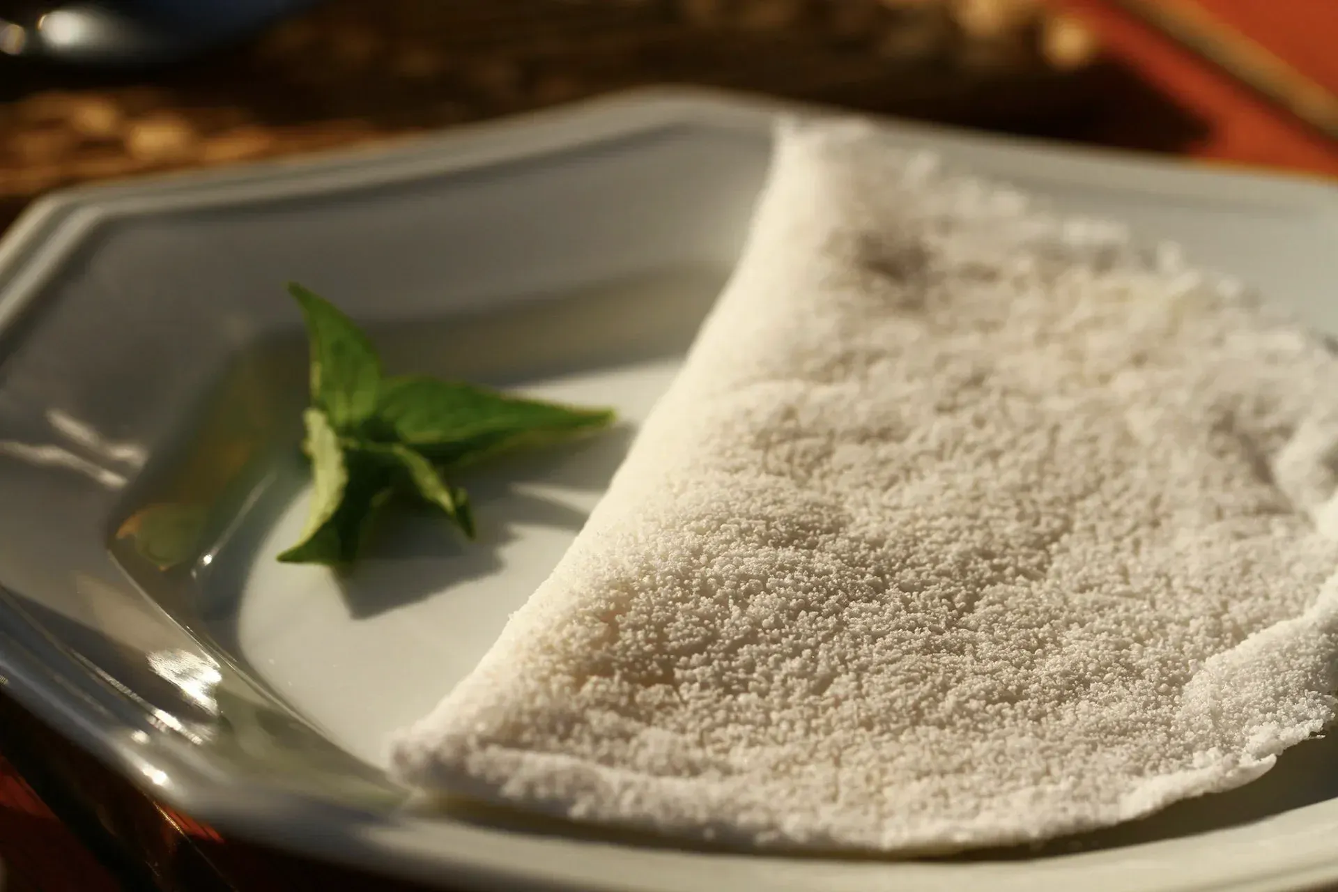 Um prato branco com um pedaço de comida