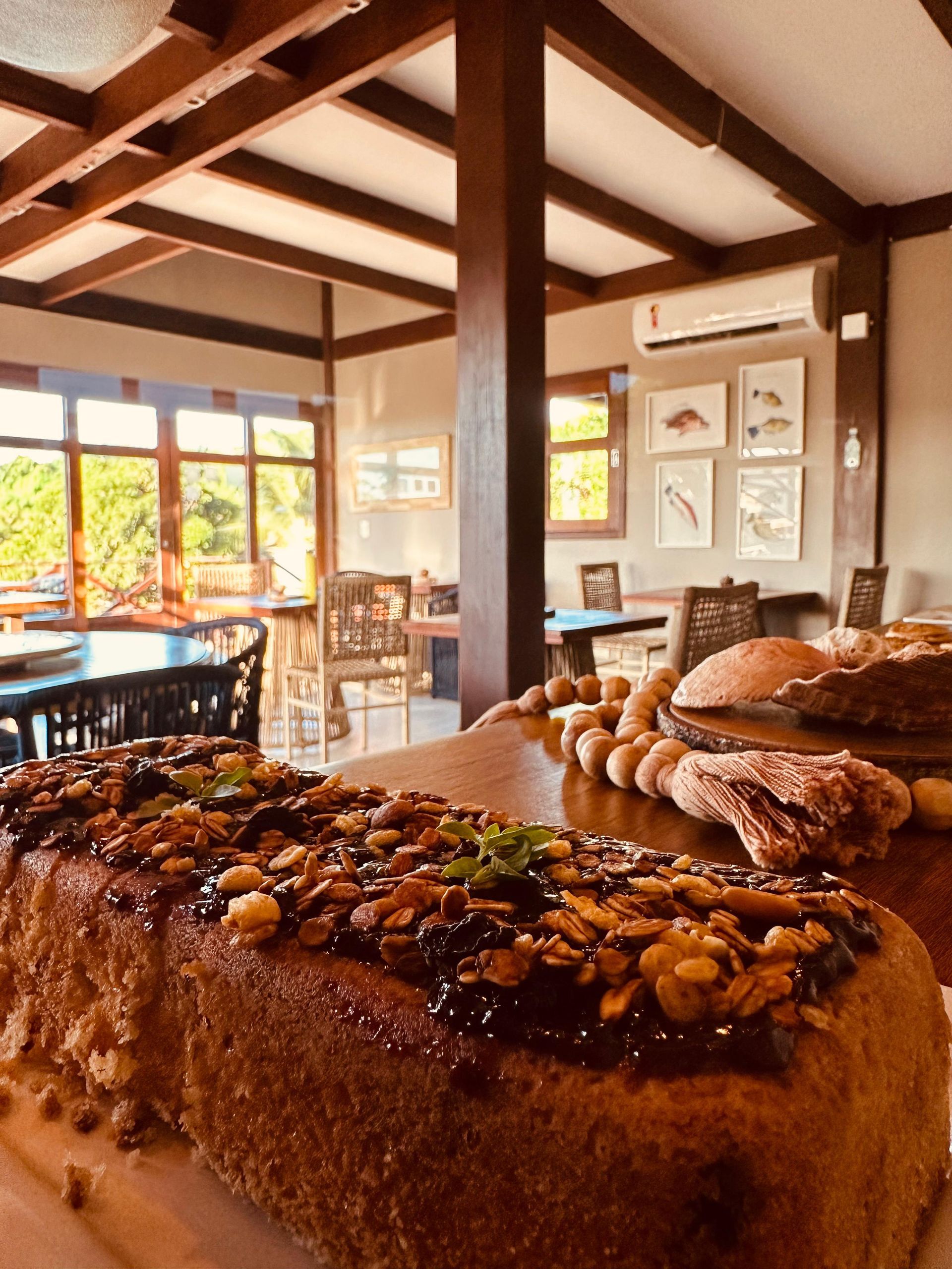 Um grande pedaço de bolo está sobre a mesa de um restaurante.