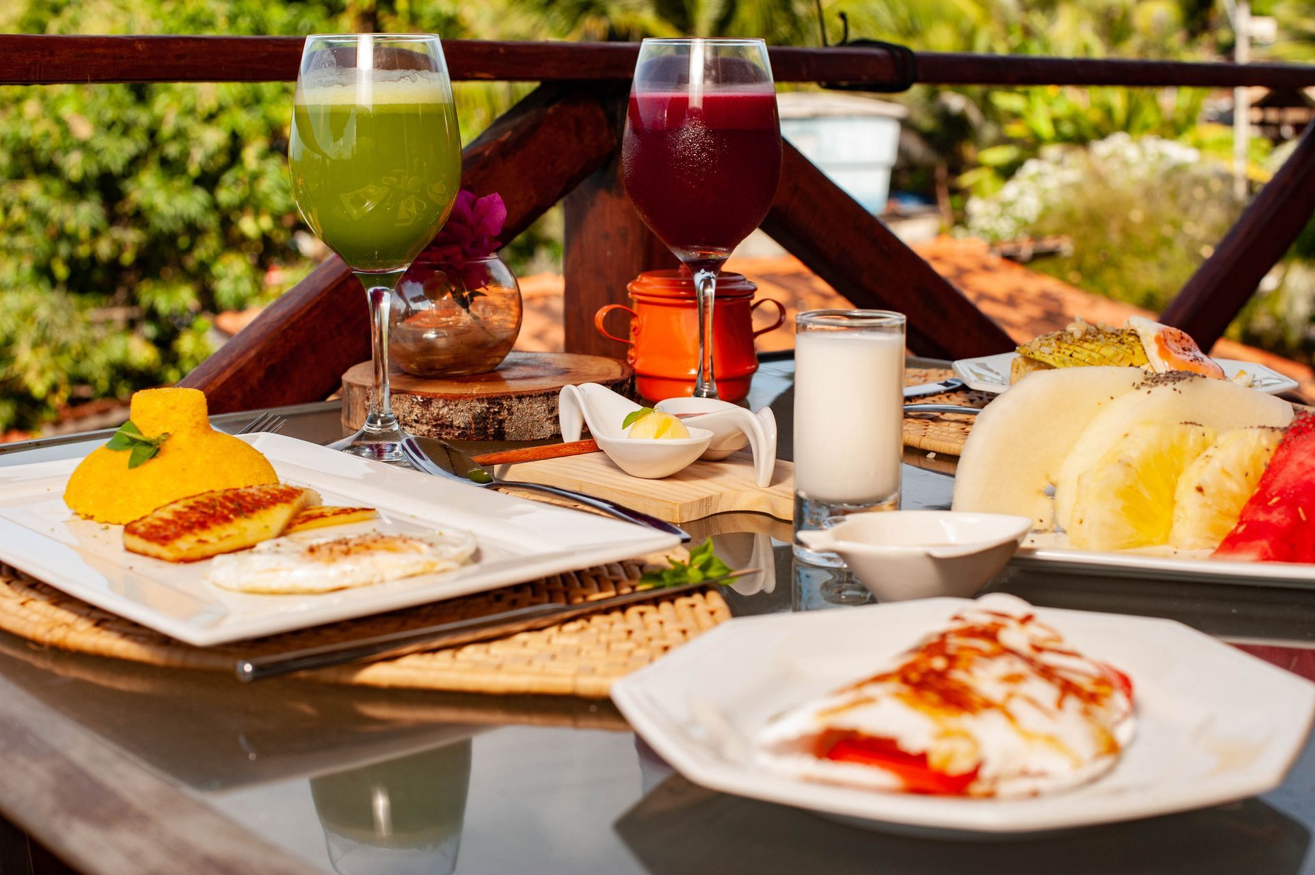 Uma mesa coberta com pratos de comida e bebidas.