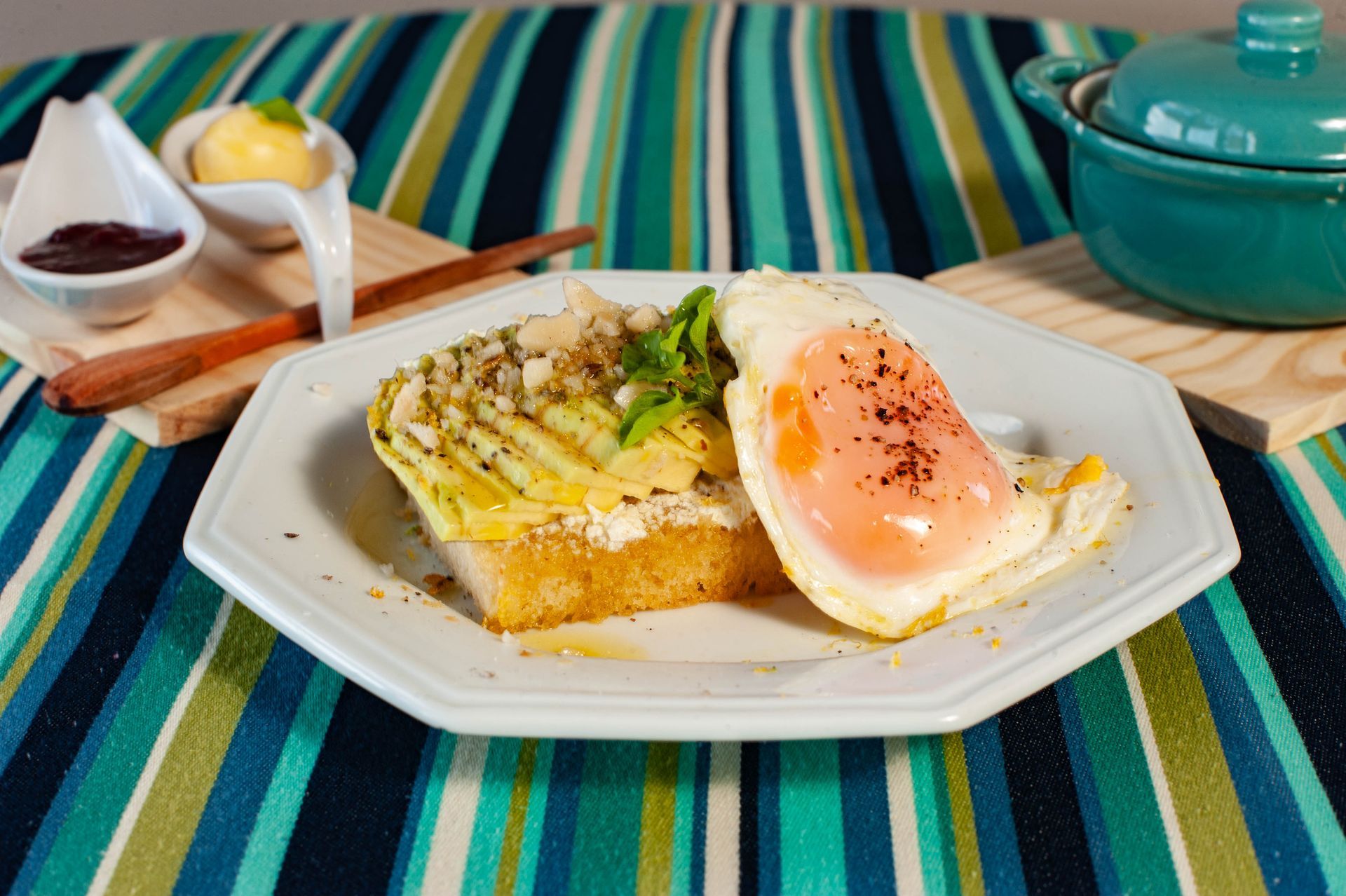 Um prato de comida com ovos e torradas sobre uma mesa.