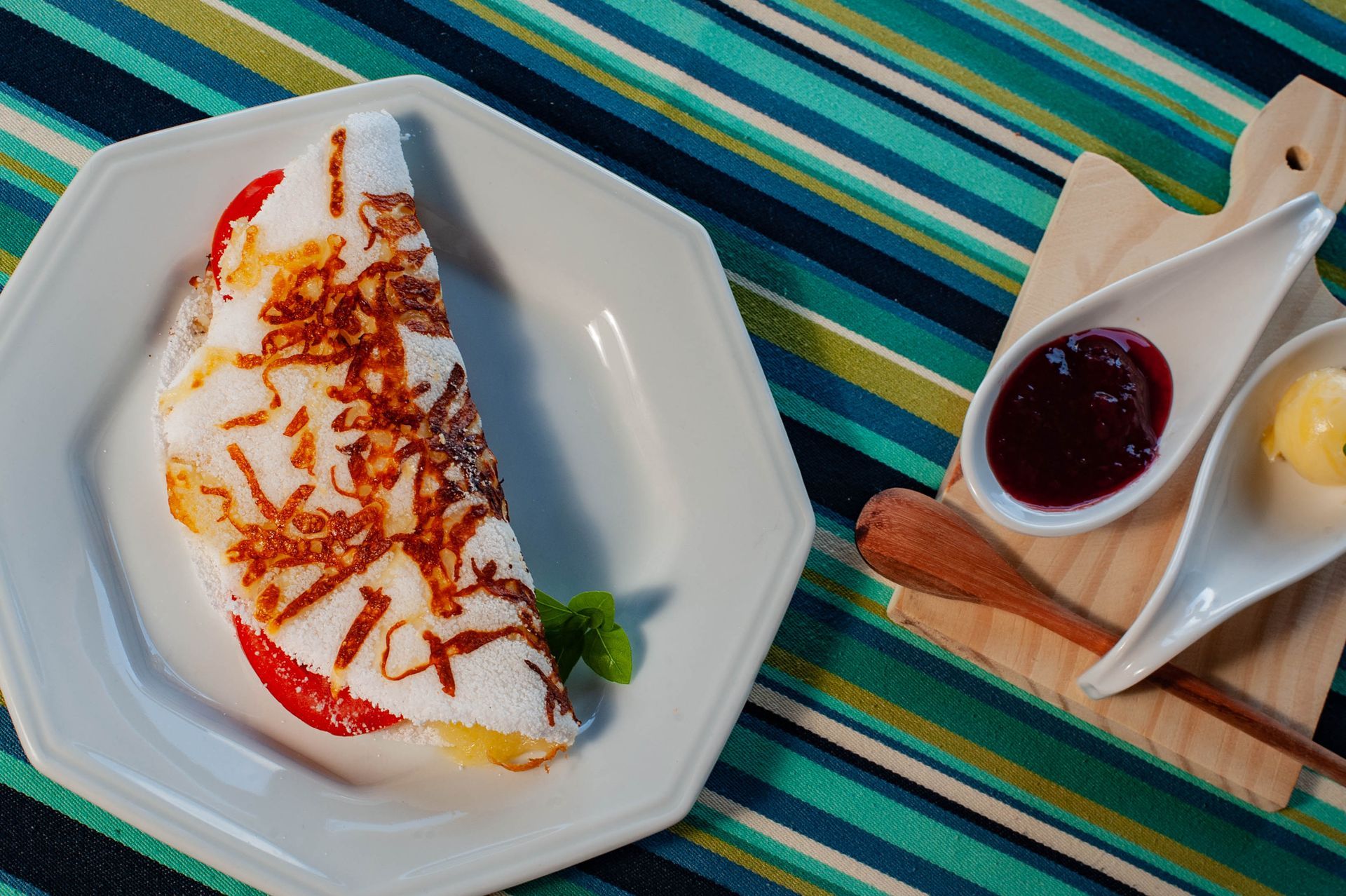 Um prato branco coberto com um pedaço de comida sobre uma mesa.