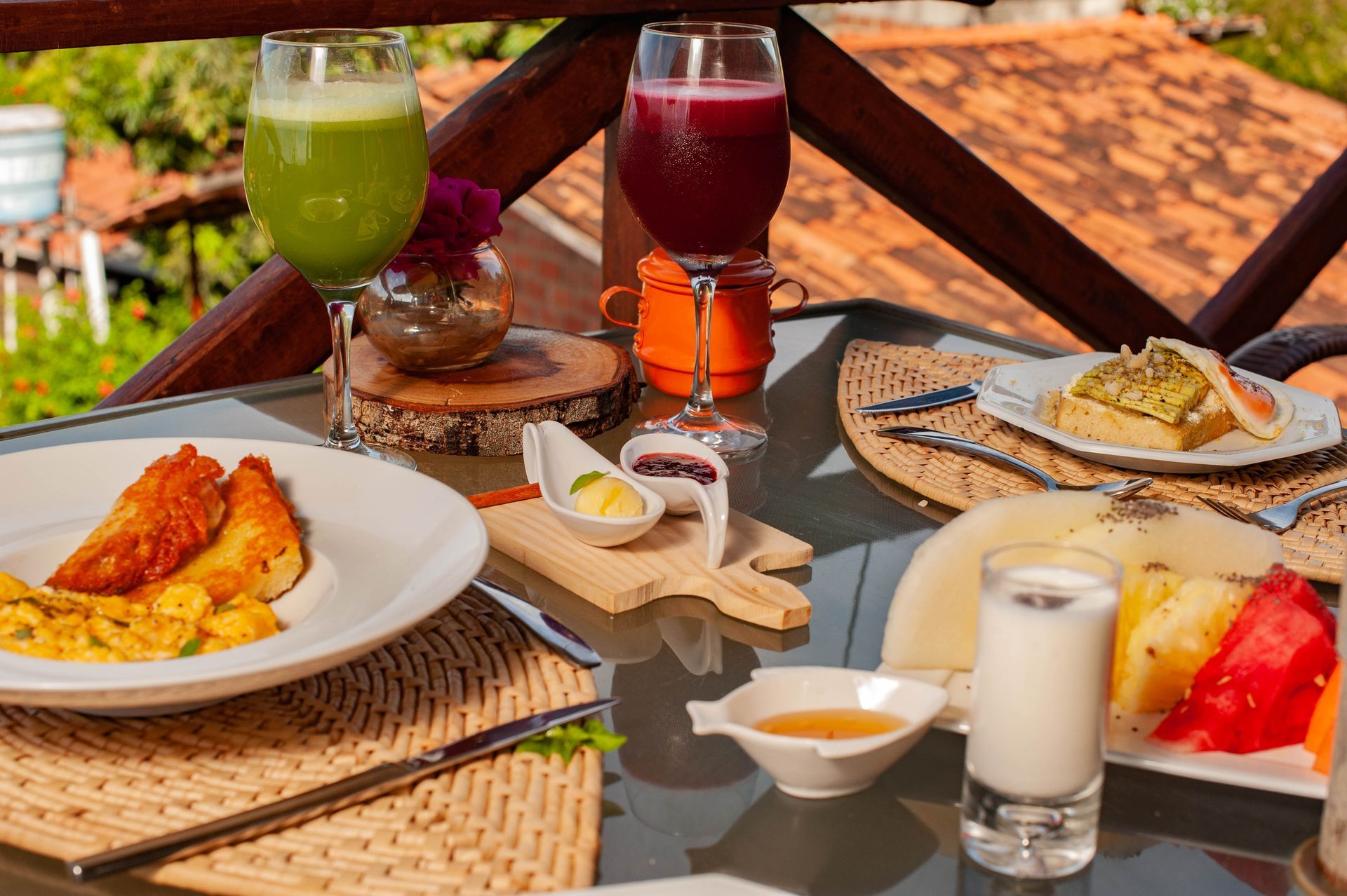 Uma mesa coberta com pratos de comida e bebidas.