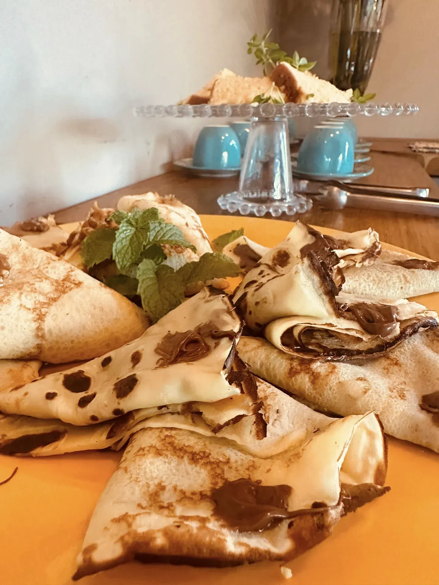 Um close de um prato de comida em uma mesa