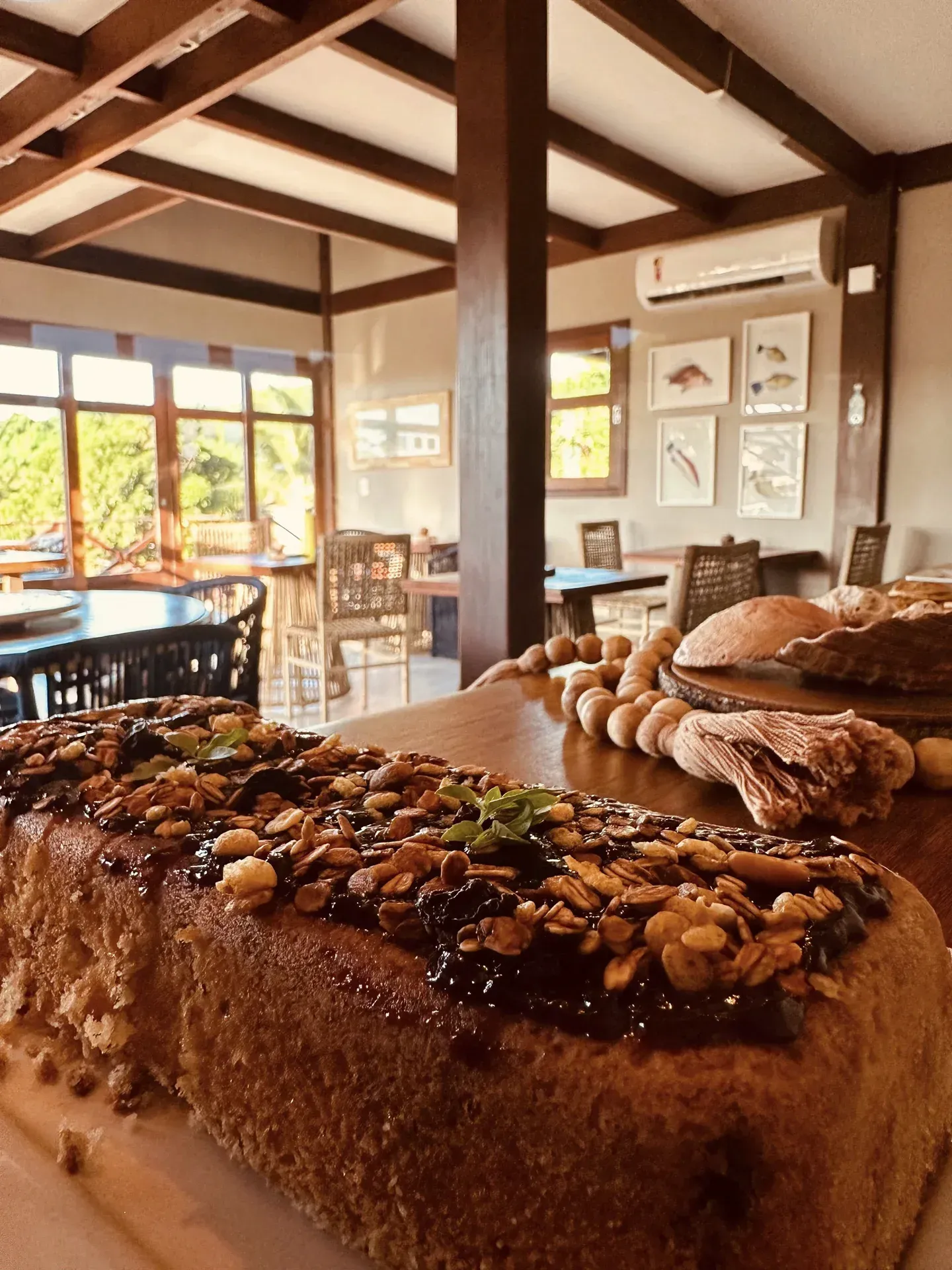 Um pedaço de bolo está sobre uma mesa em um restaurante.