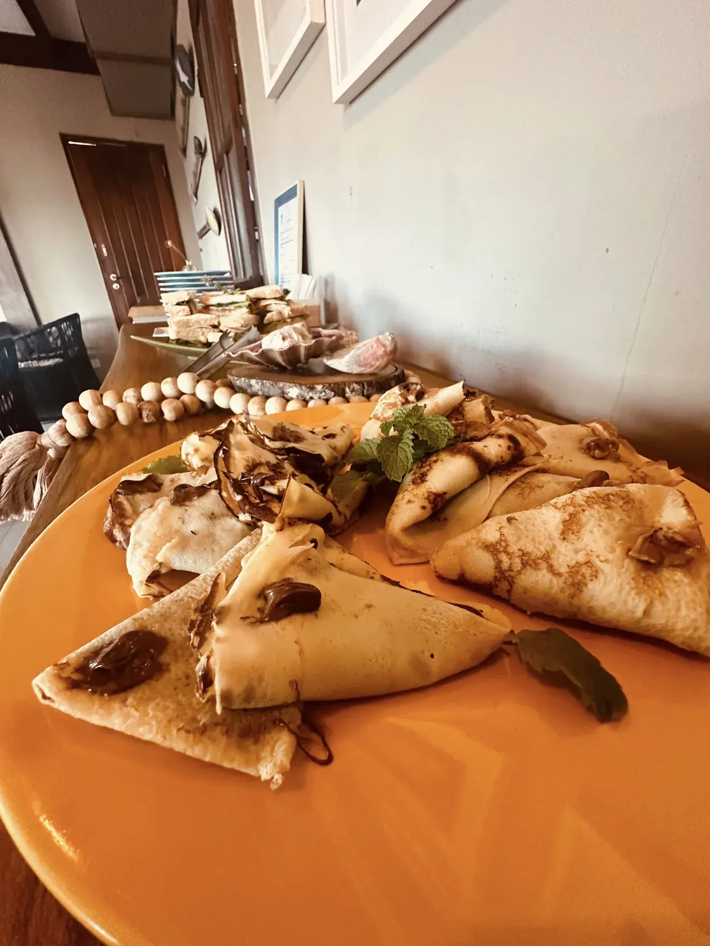 Um close de um prato de comida sobre uma mesa.