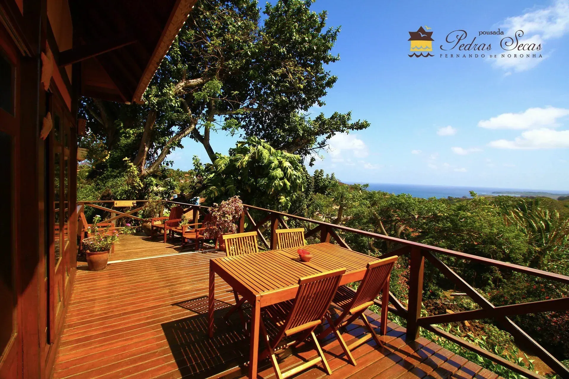 Um deck de madeira com mesa e cadeiras