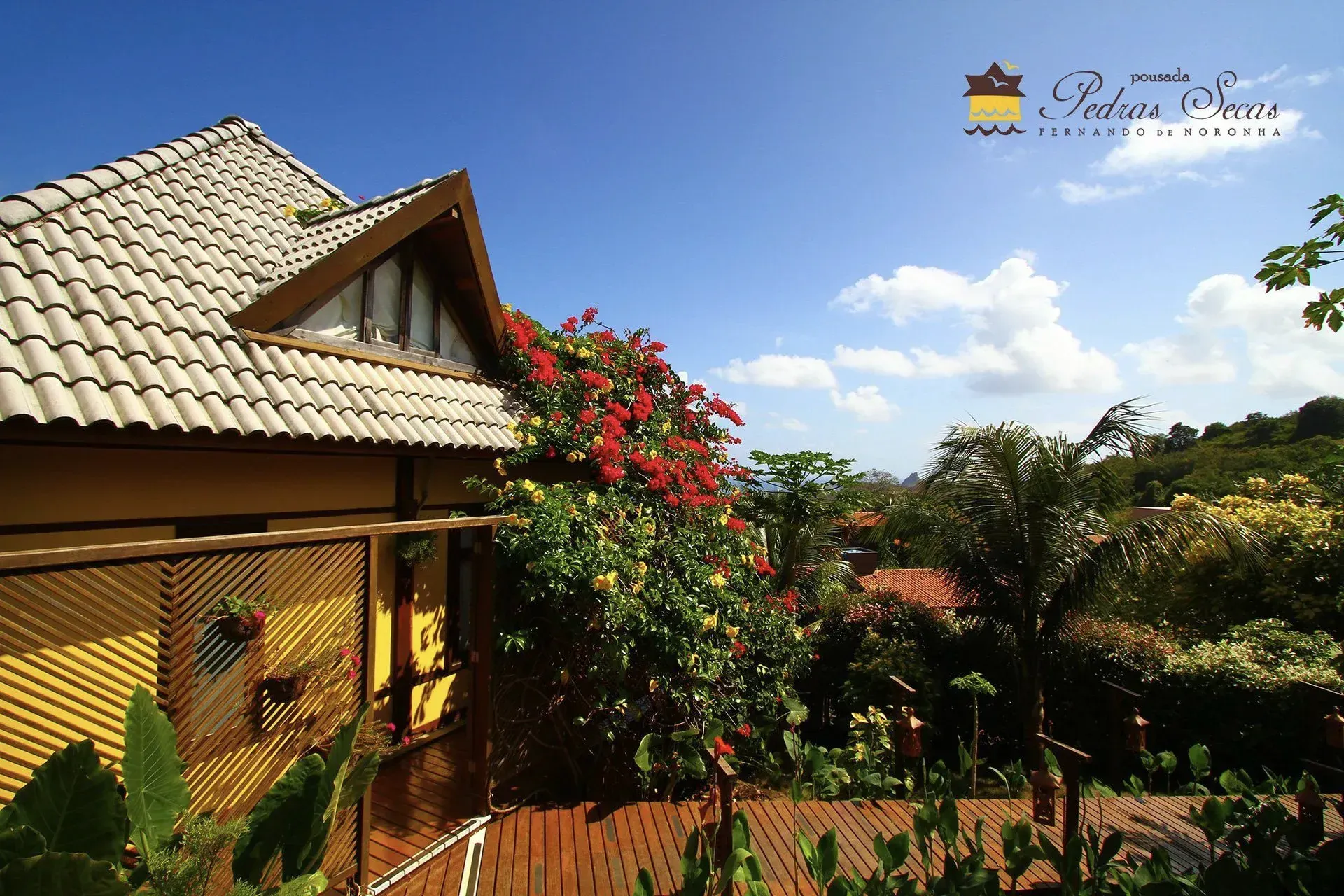 Uma casa com telhado que tem uma coroa