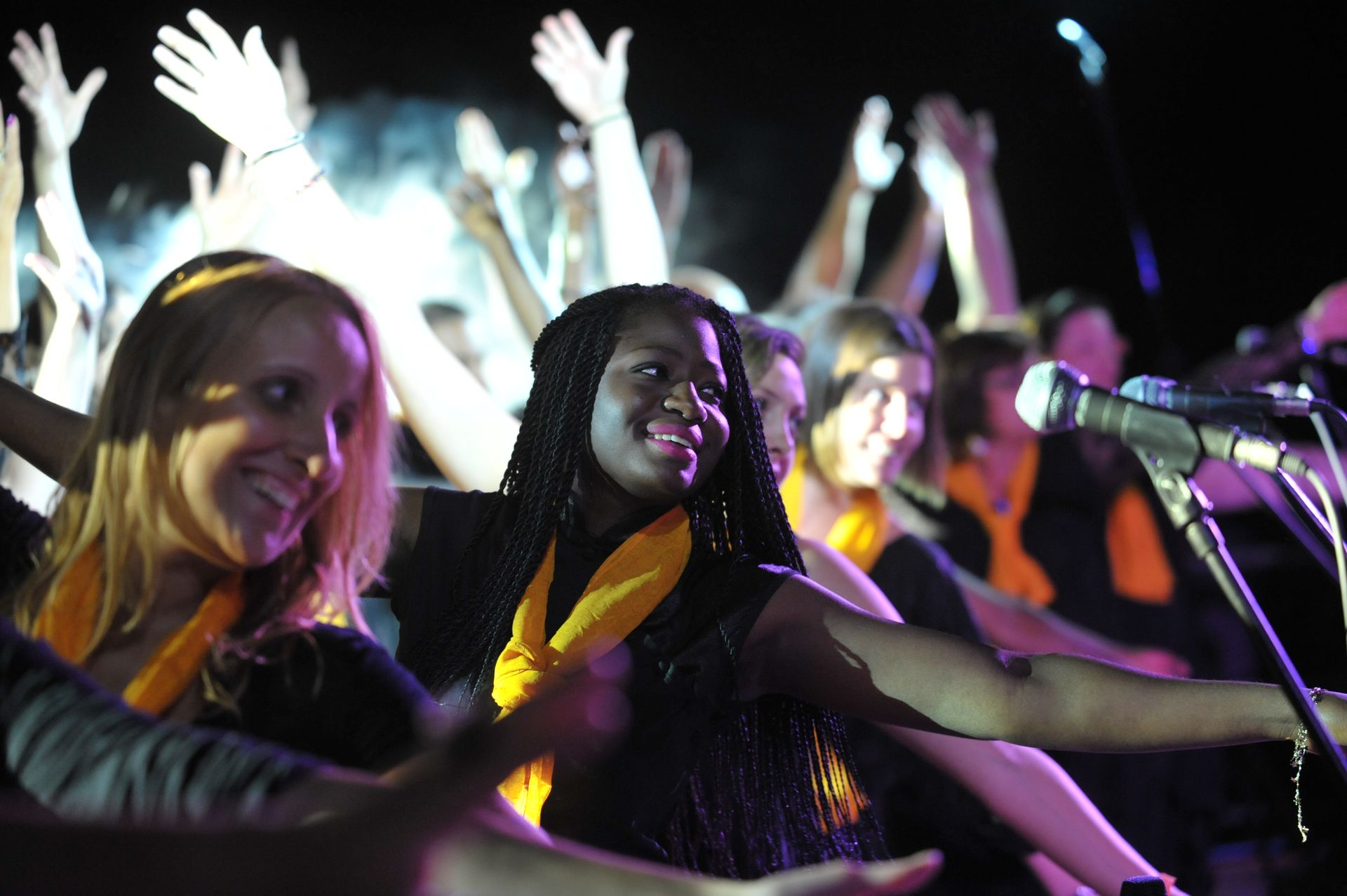 Un coro gospel sta cantando davanti a un microfono