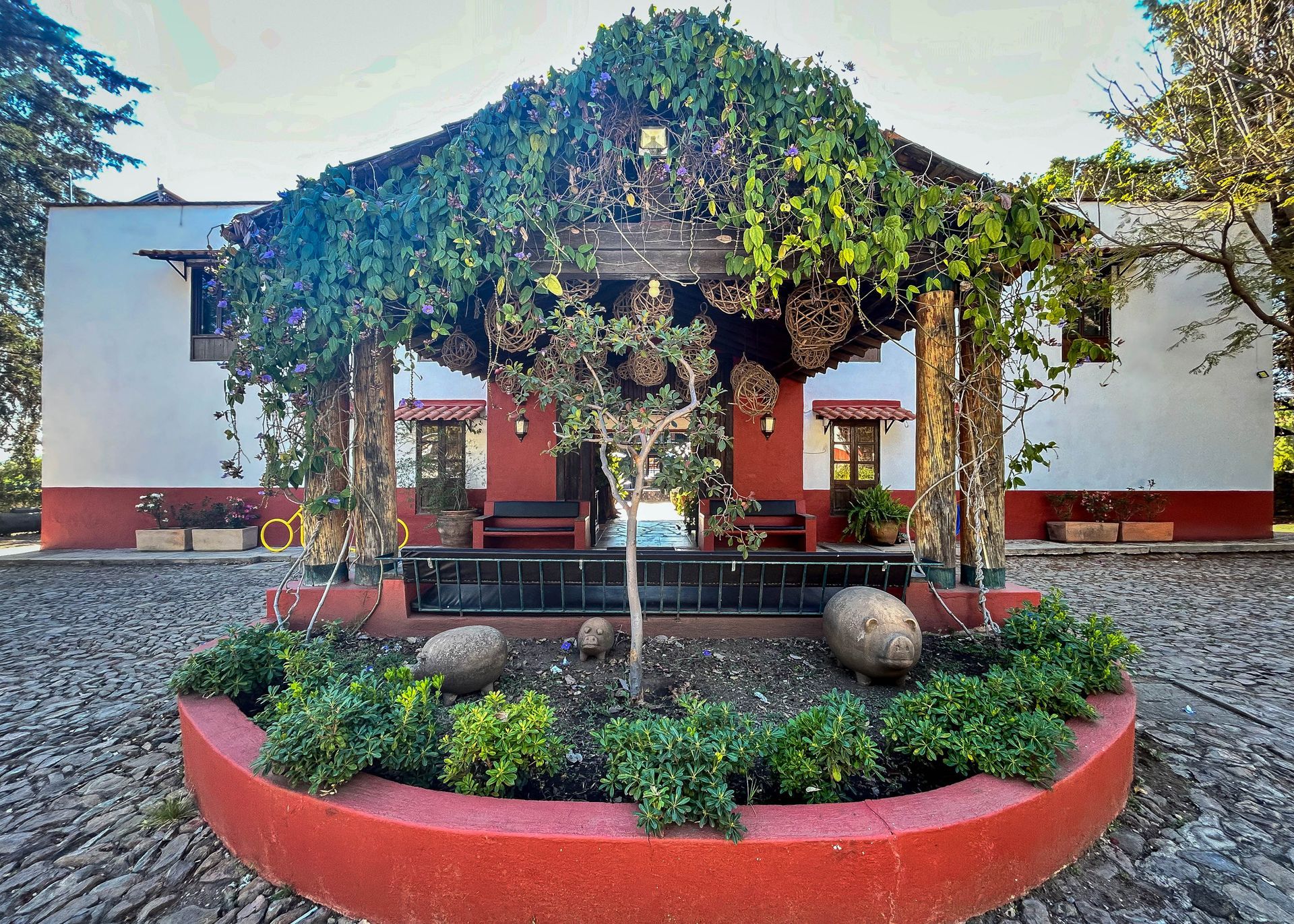 fachada de hotel el meson del ticuz en tapalpa pueblo magico