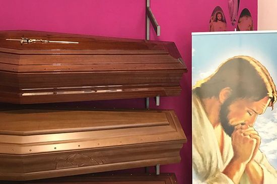 due bare in legno e accanto un immagine di Gesù Cristo