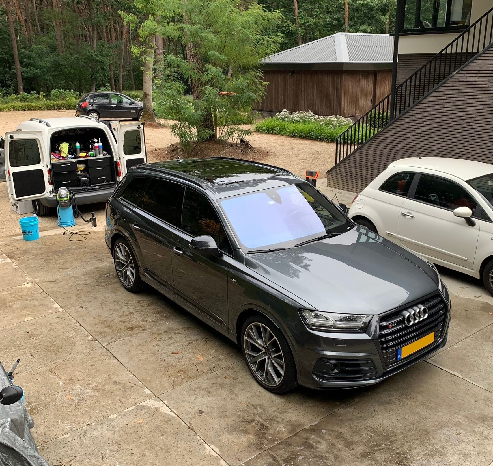 Detailing op locatie van deze Audi SQ7. Een stralend resultaat op uw eigen oprit. 