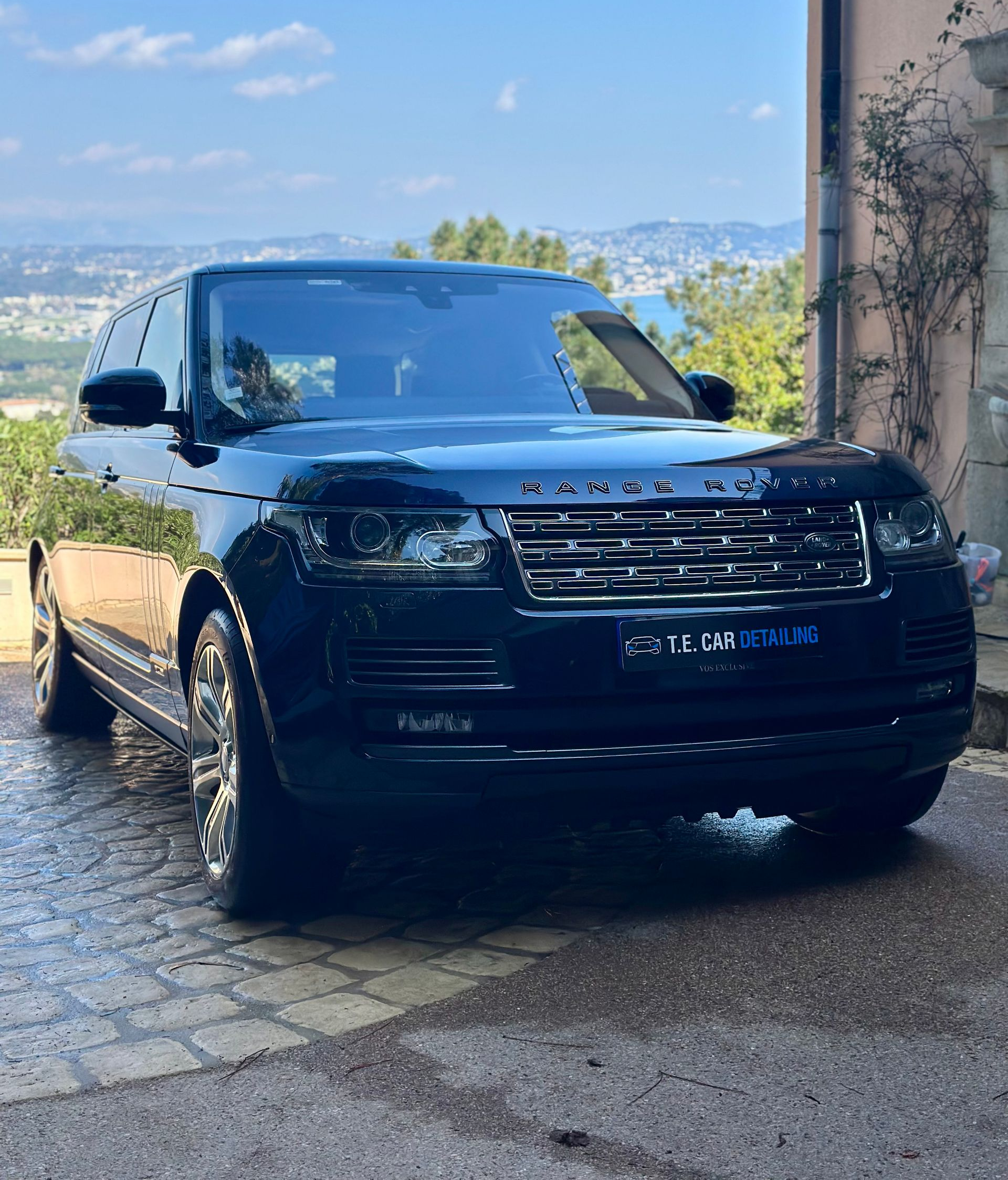 Een Range Rover na een Premium Exterieur reiniging, spiegelende lak en een stralende uitstraling.