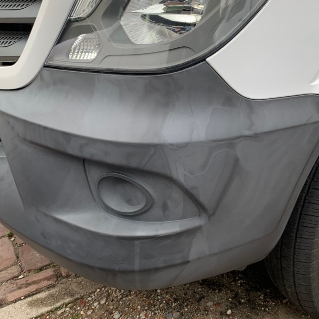 Voorbumper van een Mercedes bus voordat deze is behandeld met een coating.
