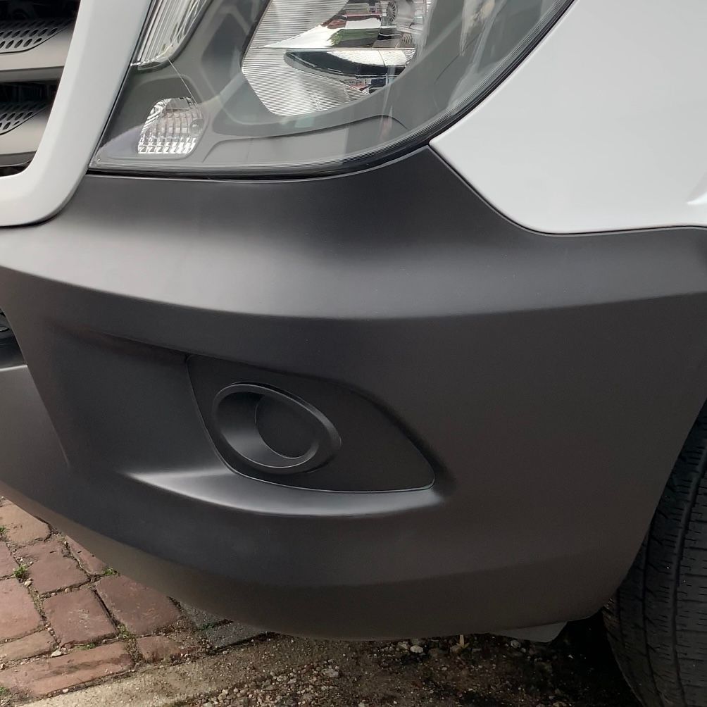 Voorbumper van een Mercedes bus nadat deze is gecoat.