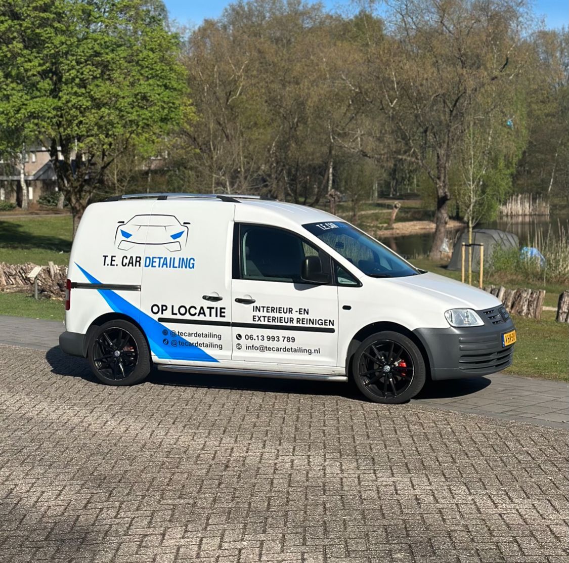 Onze werkbus de Volkswagen Caddy, op locatie voor kwaliteit en gemak.