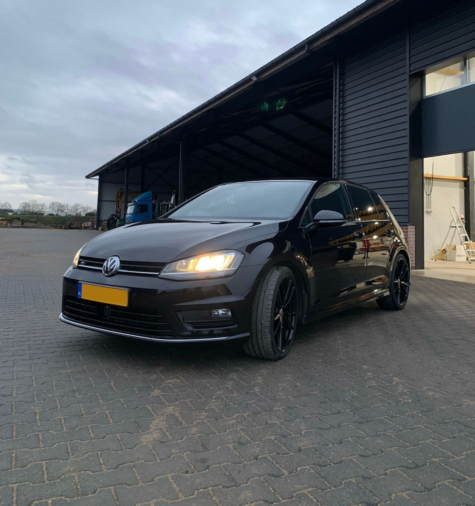 Volkswagen Golf na het polijsten met een stralend resultaat. Het voorbeeld waarom je Detail Coins moet sparen.