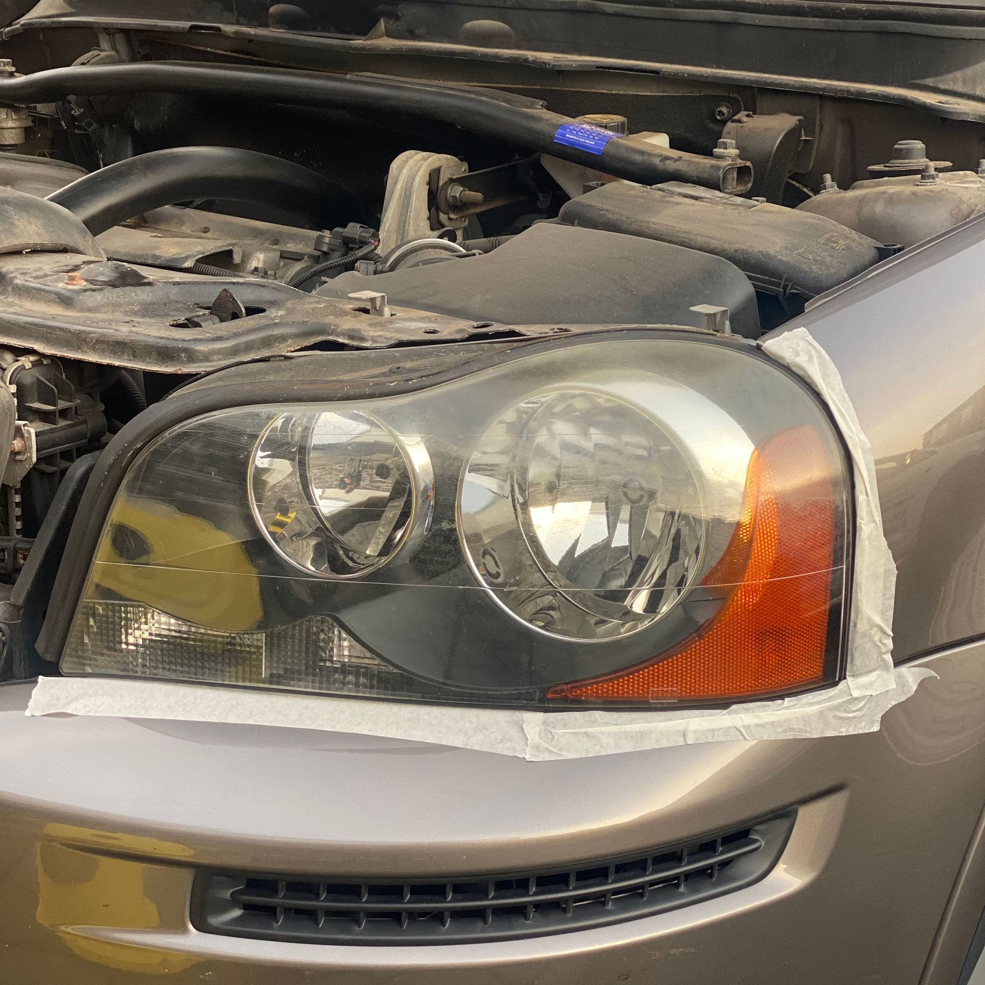 Doffe koplamp voor dat T.E. Car Detailing de koplampen heeft gerestaureerd.