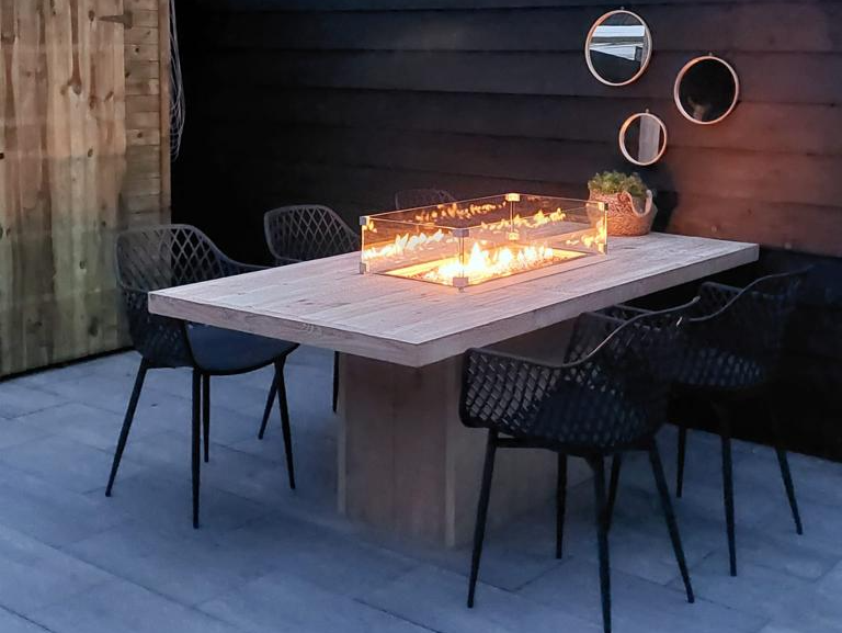 Vuurtafel van RM Meubels zorgt voor sfeer in de tuin met zijn stijlvolle design en warme vlammen