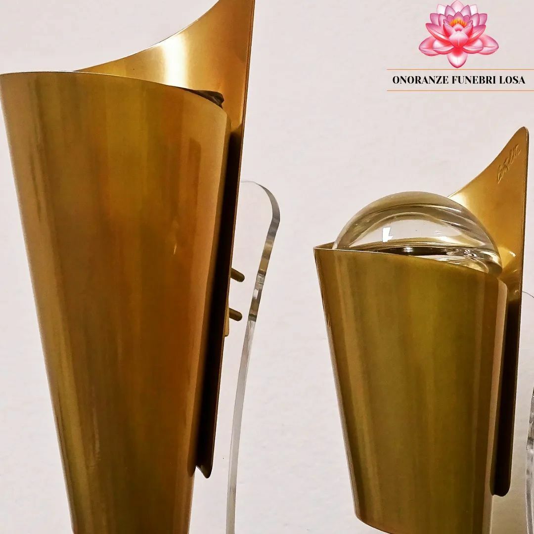 Vaso porta fiori e lampada per lapidi