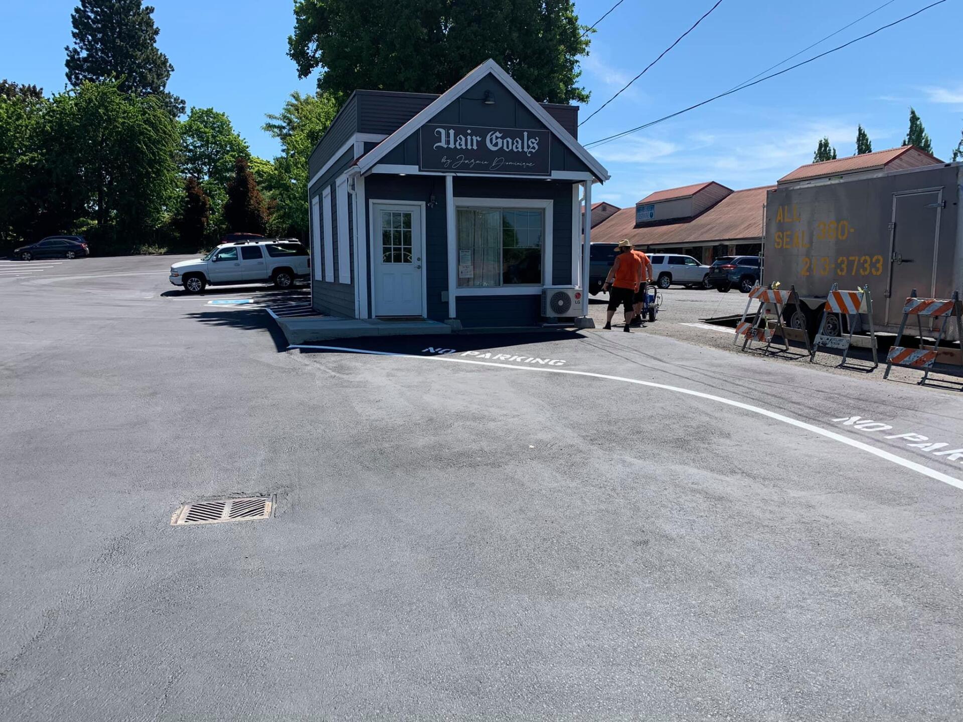 A small building with the word bar on it