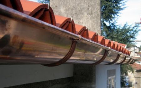 instalar canalón de cobre con ganchos metálicos en la teja, Aranda de Duero, Burgos