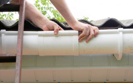 montar canalones con enganches metálicos en el tejado en Briviesca, Burgos