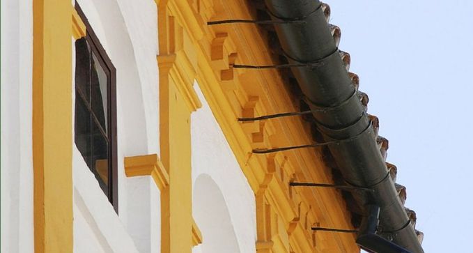 poner enganches para canalones con abrazaderas en tejado de tejas en Burgos