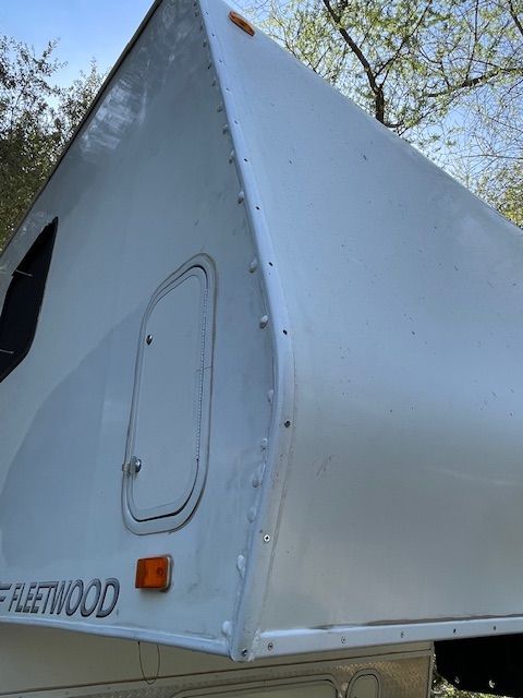 The word fleetwood is on the side of a trailer