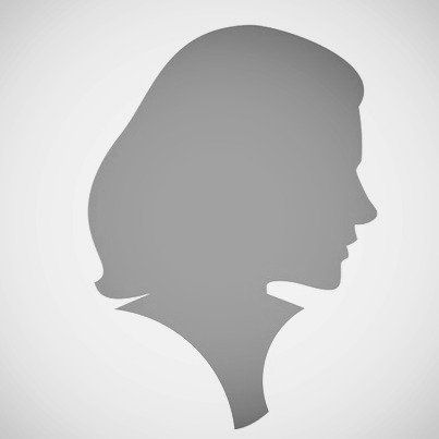 Silhouet van een vrouw, met hoofd en schouders, naar rechts kijkend. Kort, golvend haar, een overhemd of jasje met kraag.