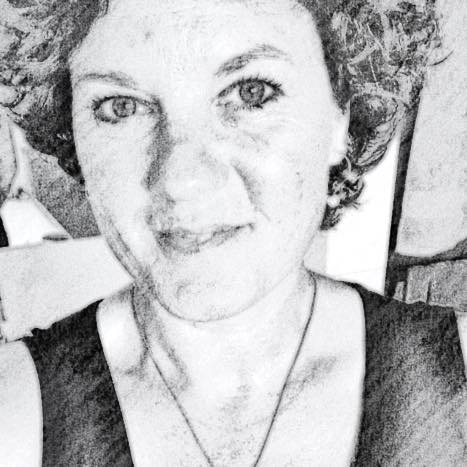 Vrouw met krullend haar lacht, close-up, schets in grijstinten.