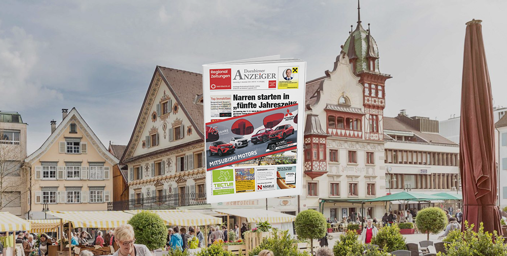 Vor einer Stadt liegt auf einem Tisch eine Zeitschrift.