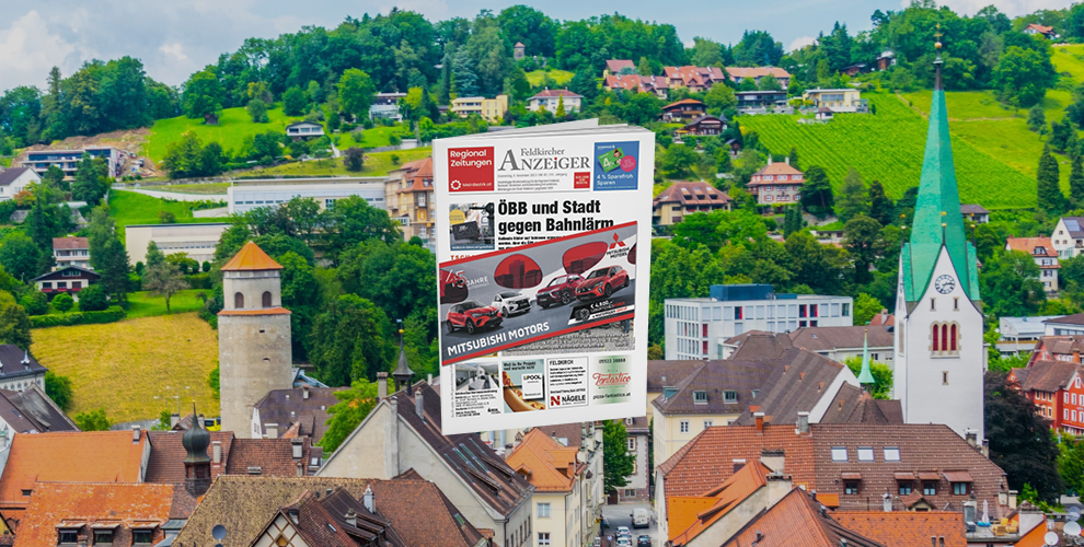 Eine Luftaufnahme einer Kleinstadt mit einer Zeitung im Vordergrund.