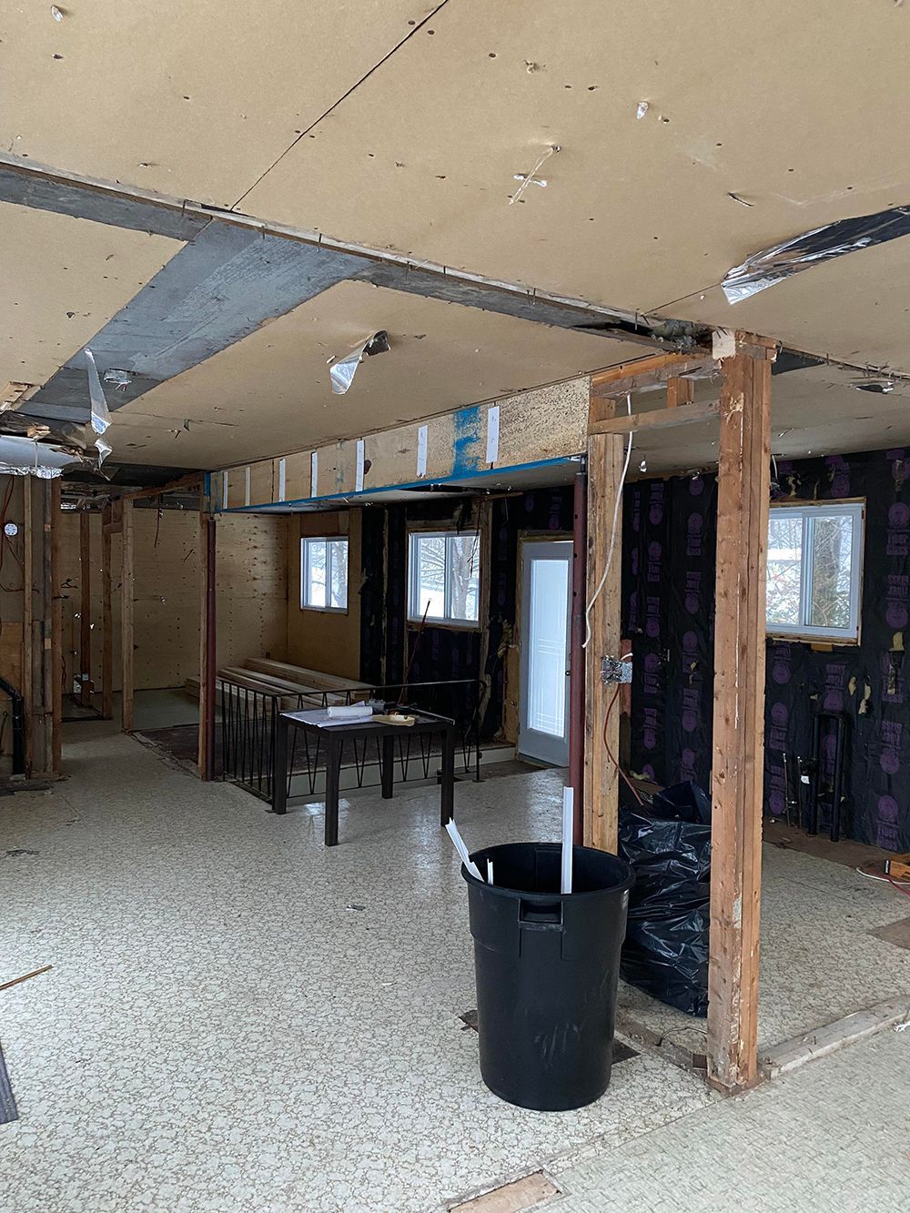 Il y a une poubelle au milieu de la pièce.