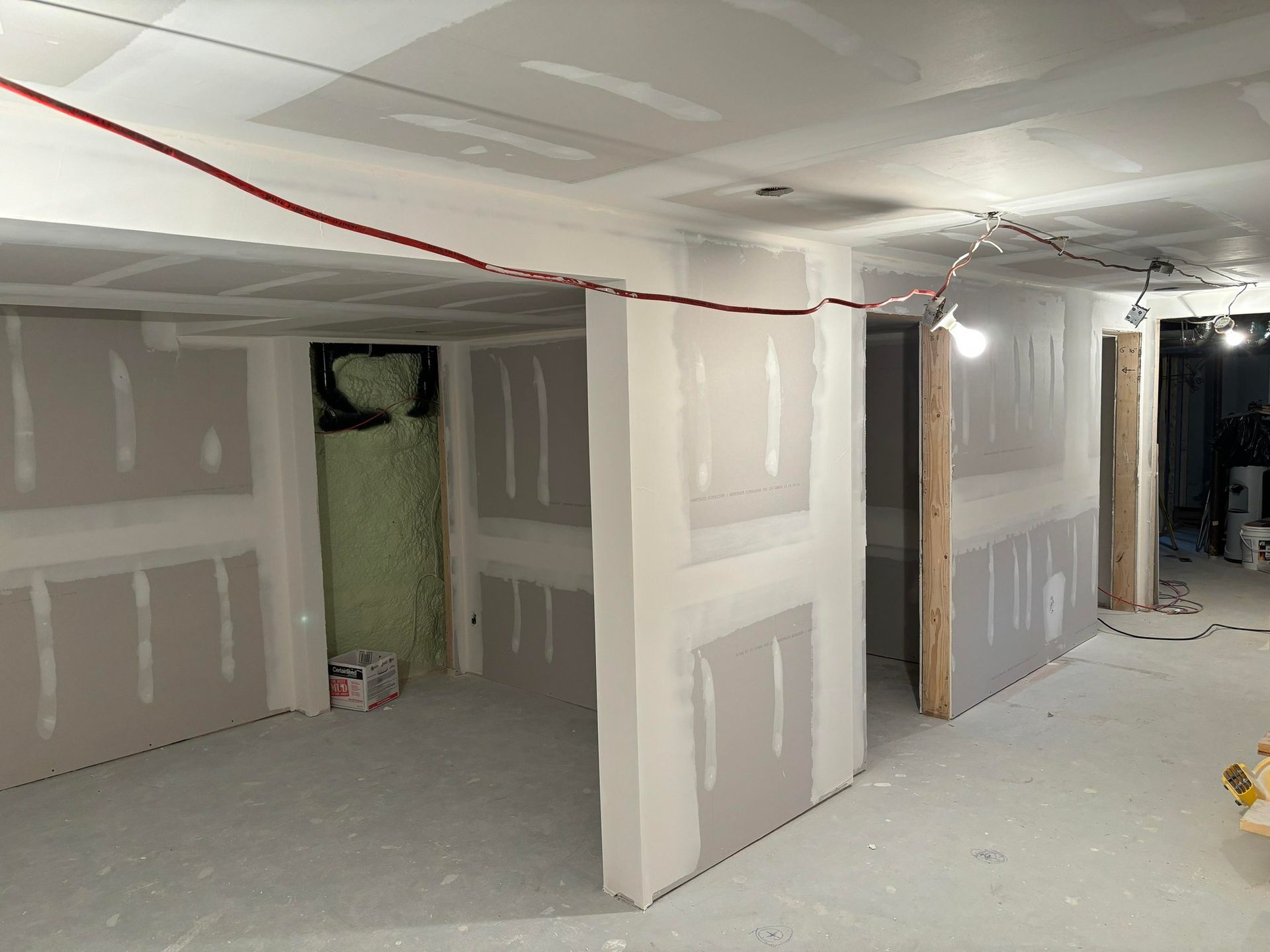 Une pièce avec beaucoup de cloisons sèches sur les murs et le plafond.