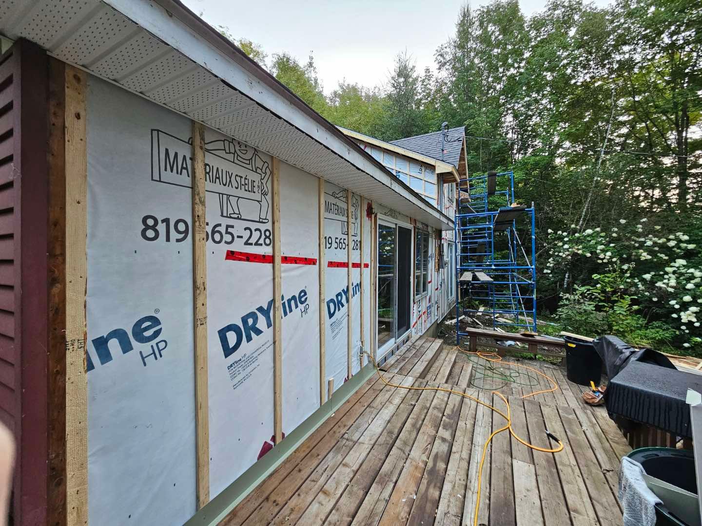 Une maison est en cours de construction avec une conduite sèche sur le côté.