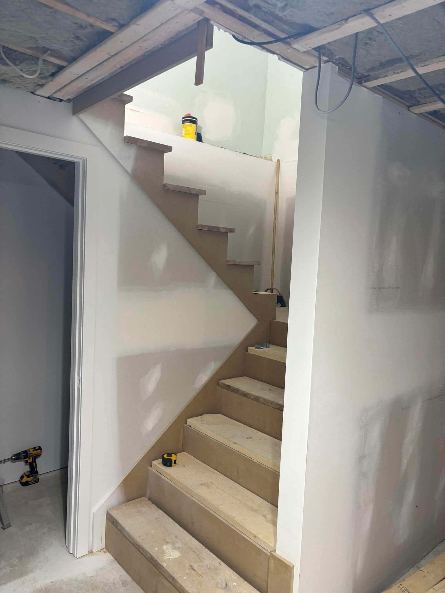 Un escalier en construction dans une maison