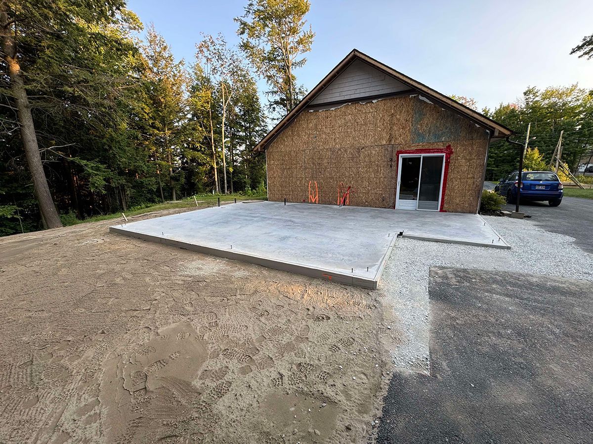 Une voiture est garée devant un bâtiment en construction.
