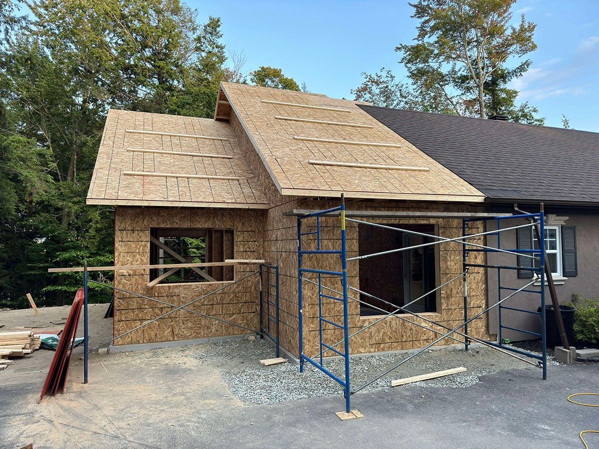 Une maison en construction avec des échafaudages autour