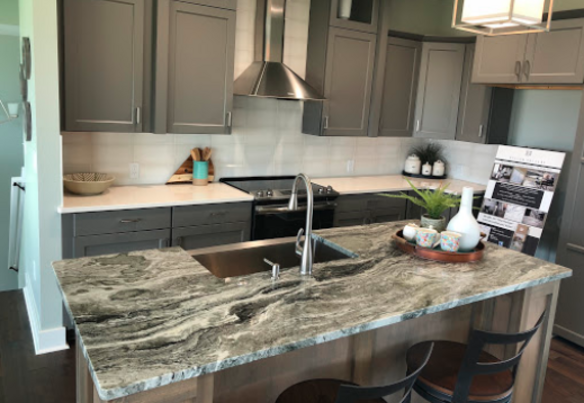 Une cuisine avec un comptoir en granit et un évier