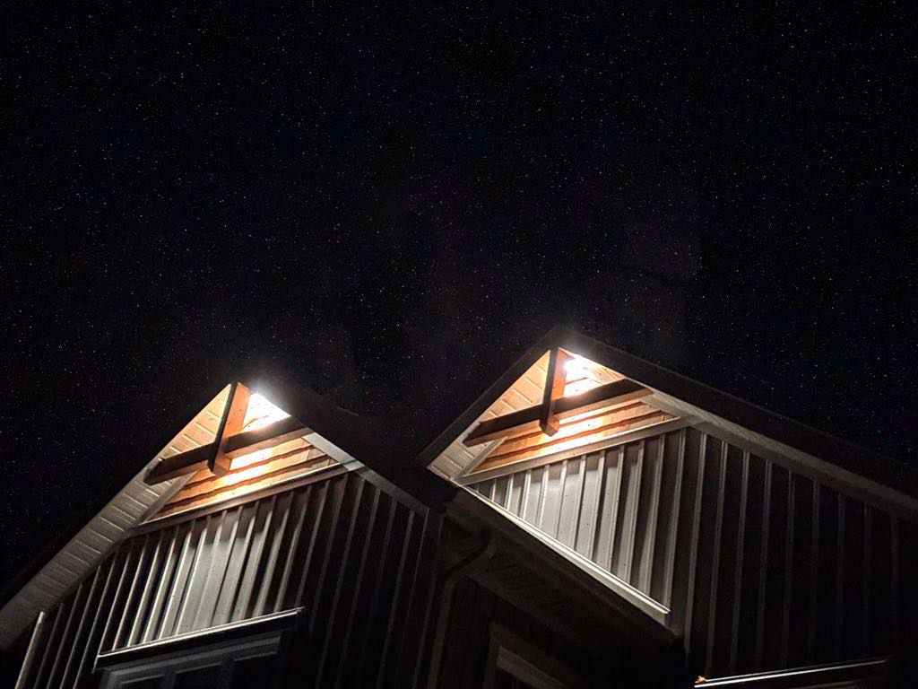 Le toit d'un bâtiment est éclairé la nuit