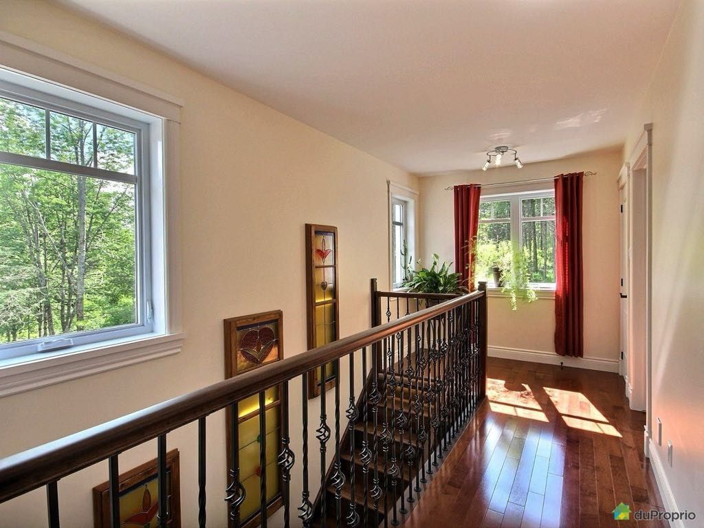 Il y a un escalier qui mène au deuxième étage d'une maison.