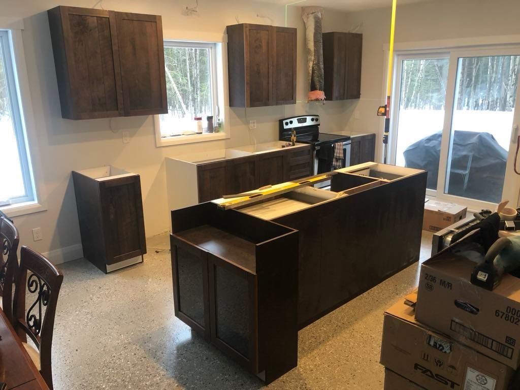 Une cuisine en construction avec un grand îlot au milieu de la pièce.