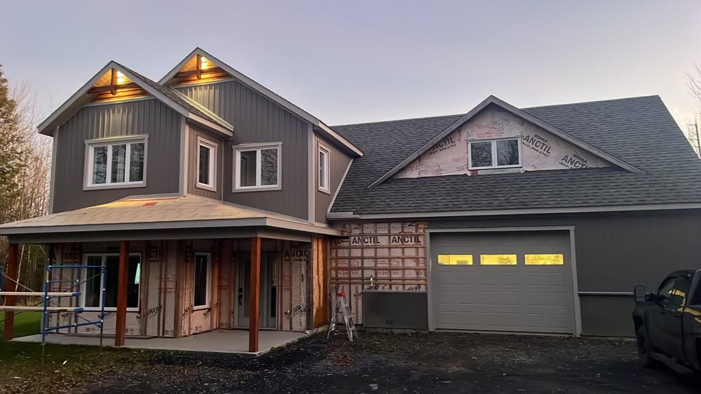 Une grande maison avec une voiture garée devant