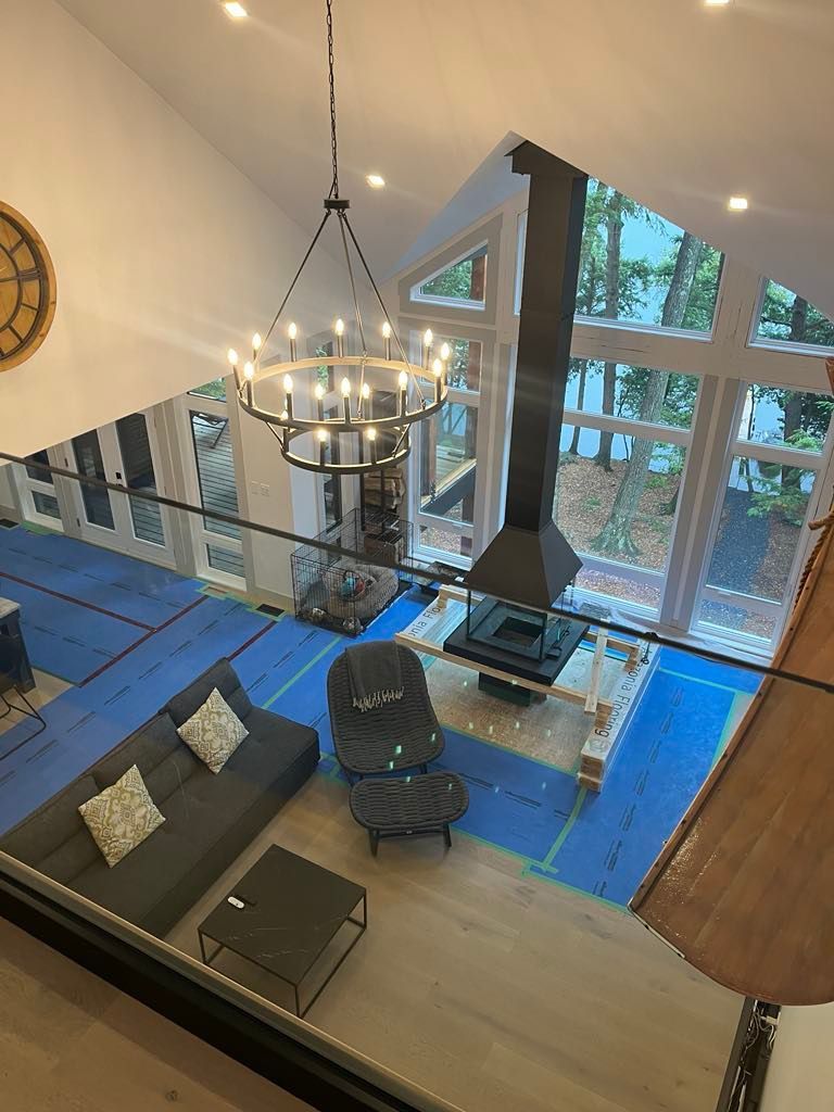 Une vue aérienne d'un salon avec une cheminée et un lustre.